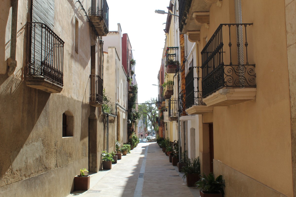 Calle tradicional en el casco antiguo de Mont-roig del Camp