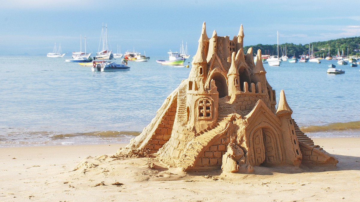 Multas en la playa por hacer castillos de arena