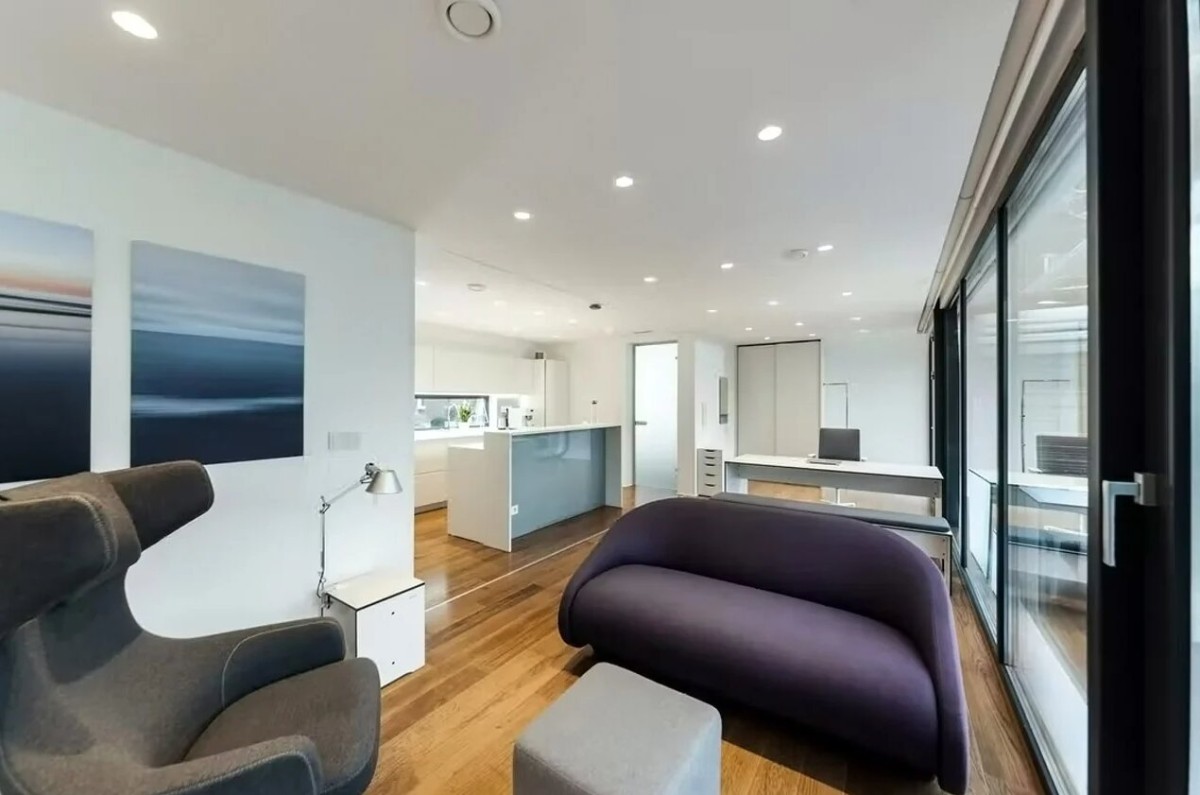 Salón con muebles y cocina abierta al fondo