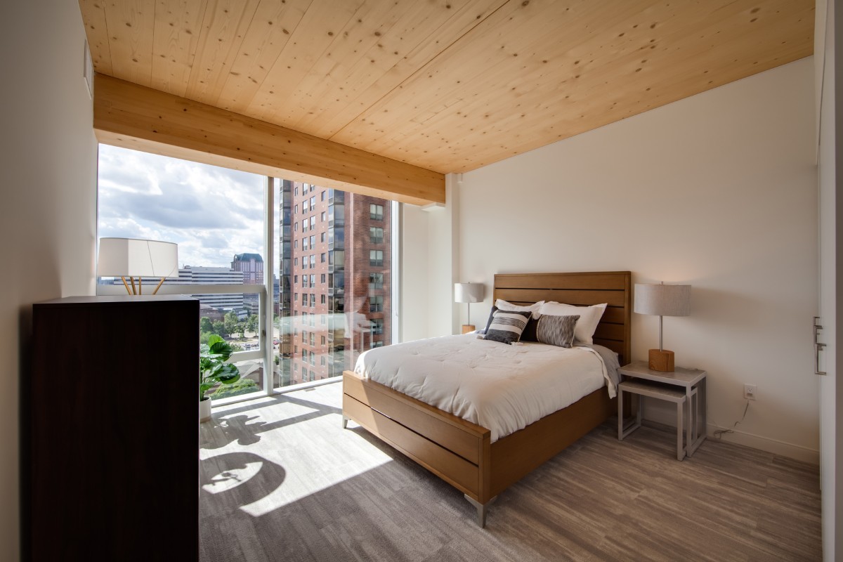 El edificio tiene apartamentos y espacios comerciales