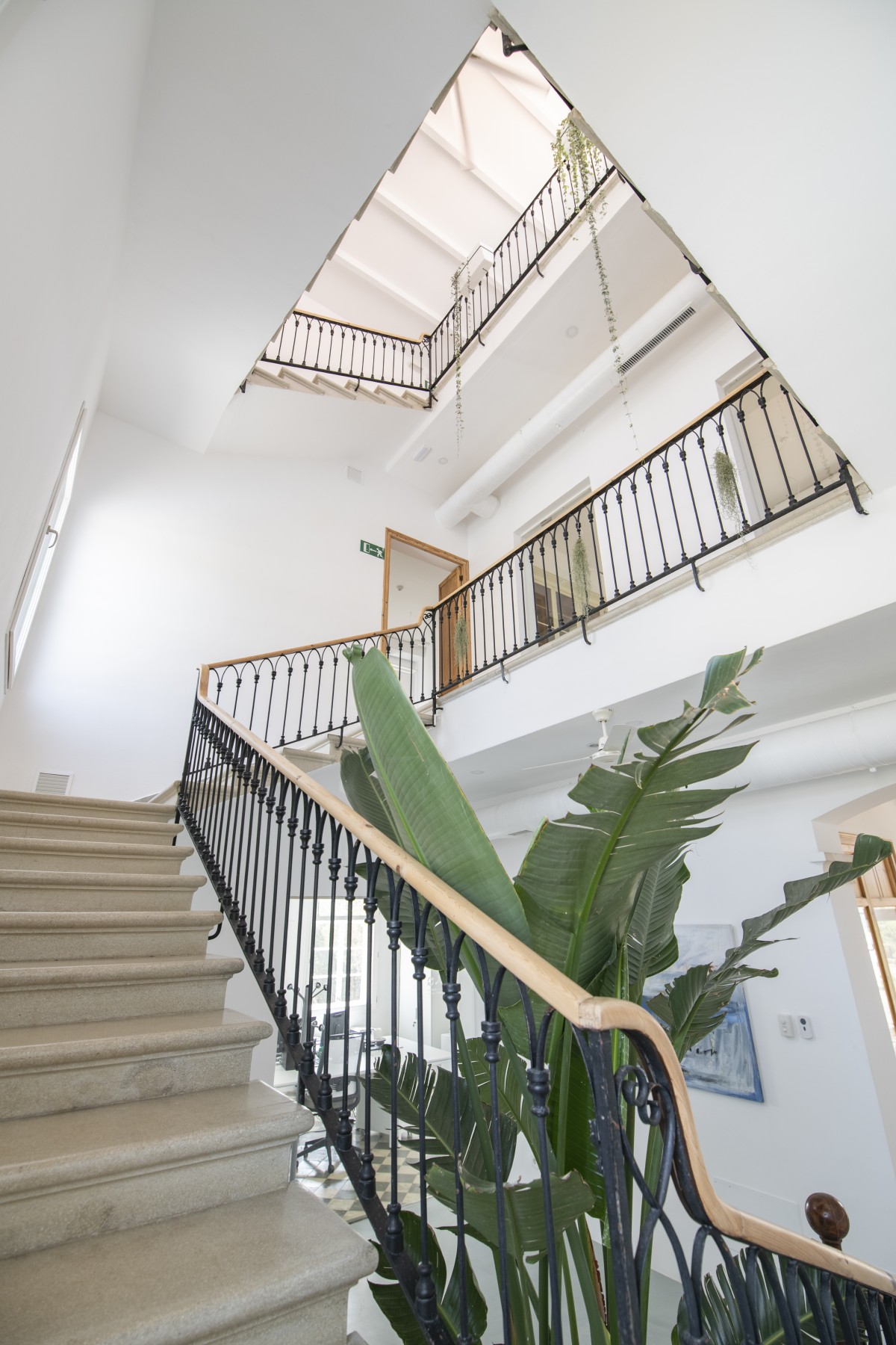 Escalera y piso superior de la casa reformada