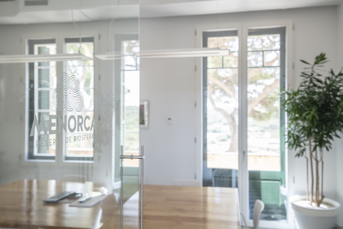 Puerta y sala de la casa reformada