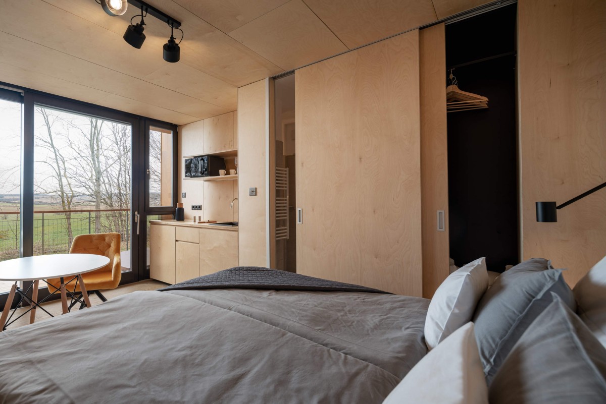 Zona de dormitorio con la cocina al fondo