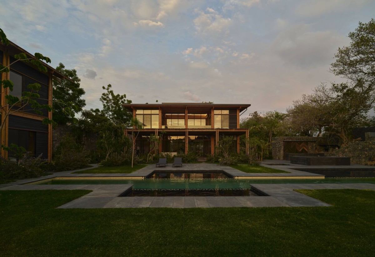 Tiene un diseño recto y está rodeado de naturaleza