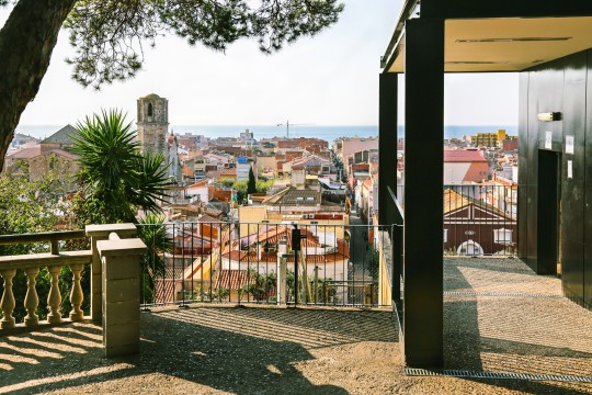 Vista de Malgrat de Mar amb l'església de Sant Nicolau al fons