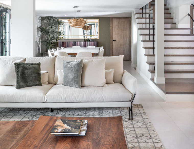 Las escaleras dan a un espacio de salón-comedor