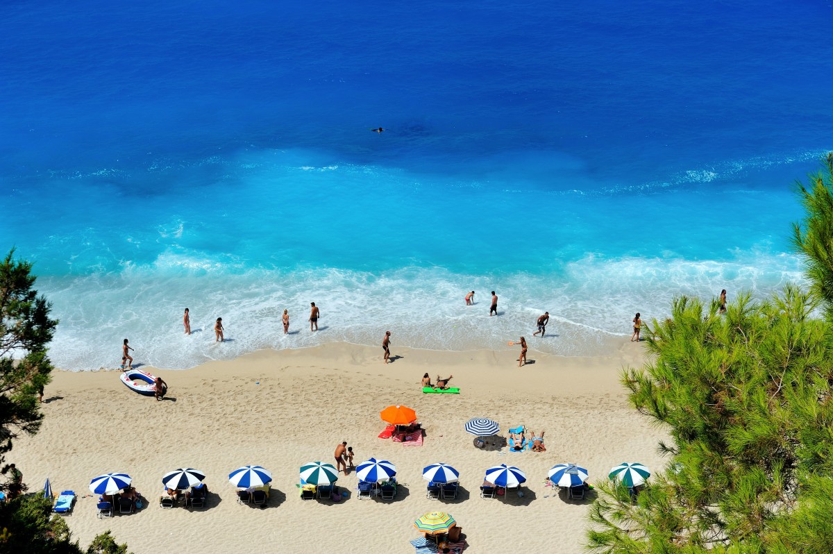 Multas por reservar sitios en la playa