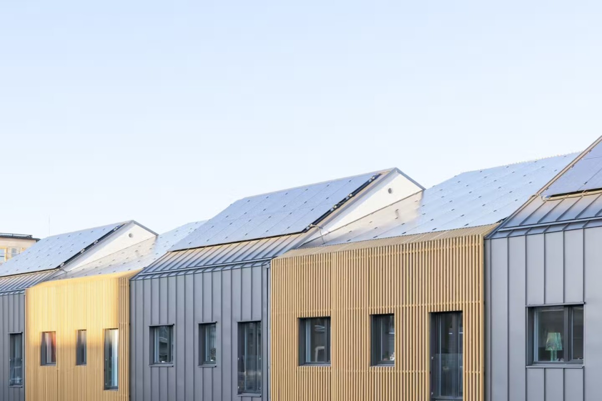 Detalle de la cubierta con placas solares