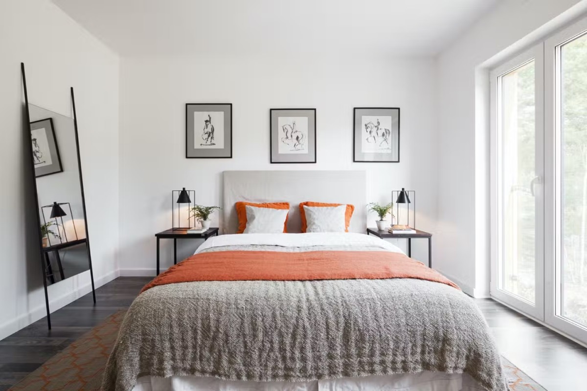 Dormitorio amueblado con cama grande