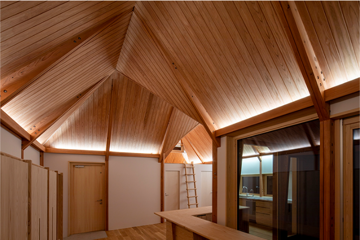 Interior de la vivienda con paredes de madera