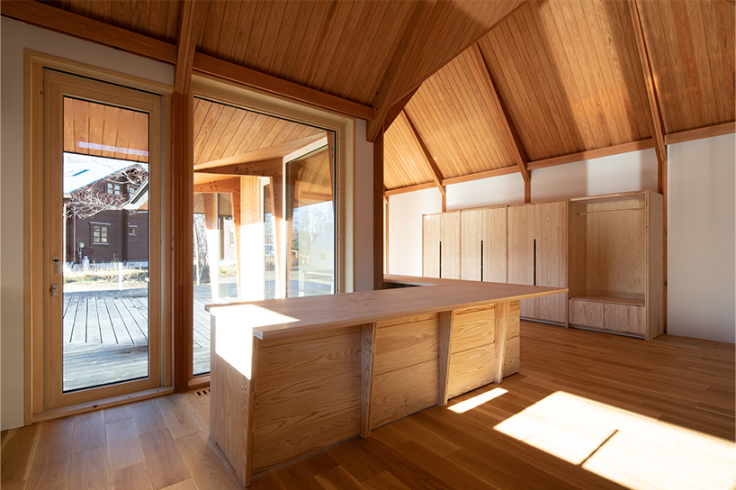 Interior con ventanales