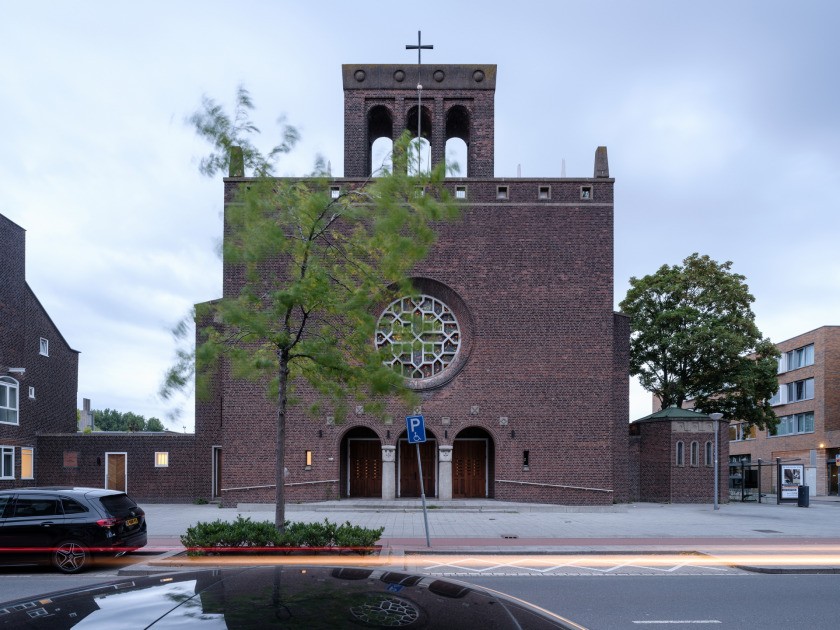 Fachada principal de la iglesia rehabilitada en apartamentos.