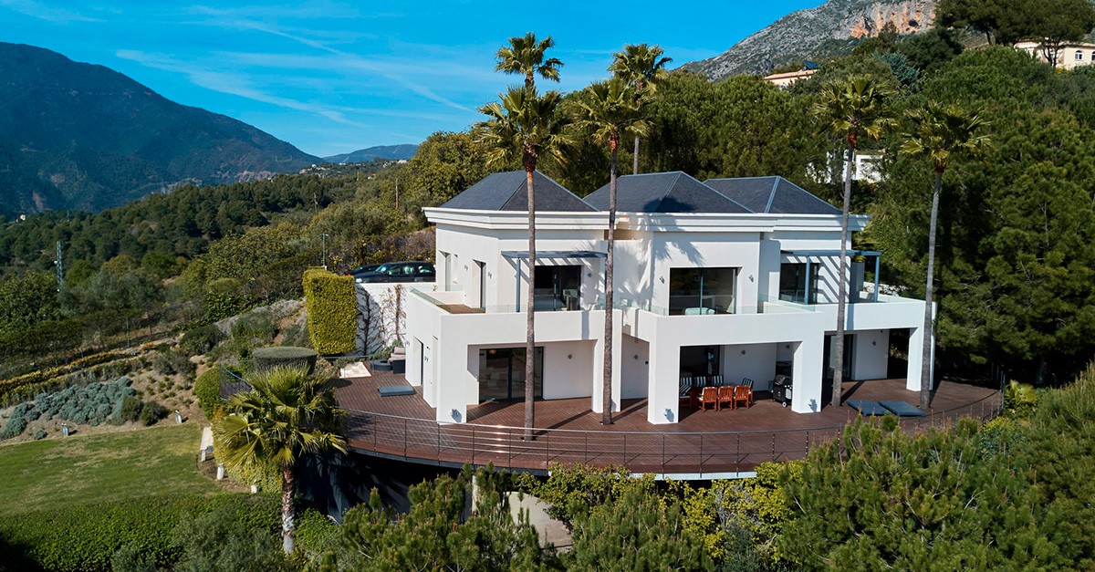 Este fabuloso chalet con espectaculares vistas al lago de Istán se vende por 3,7 millones