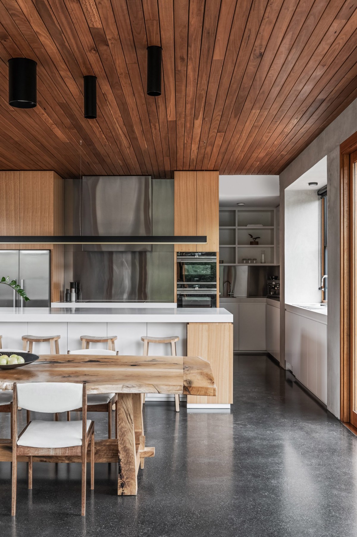 La mesa de madera de roble destaca en el centro del espacio abierto