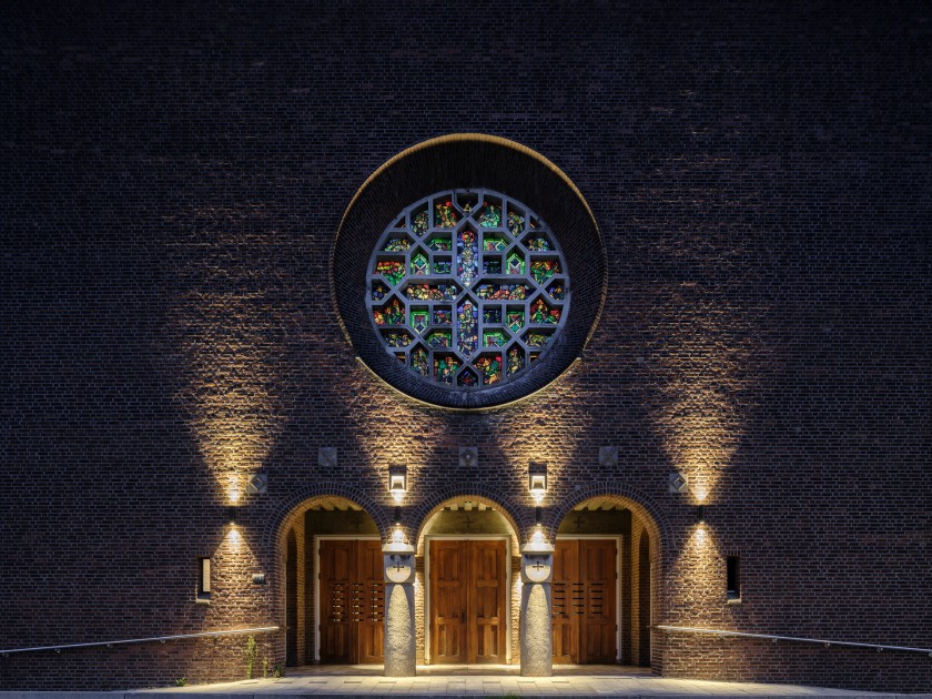 Desde la entrada principal se accede al pasillo central que distribuye los apartamentos.