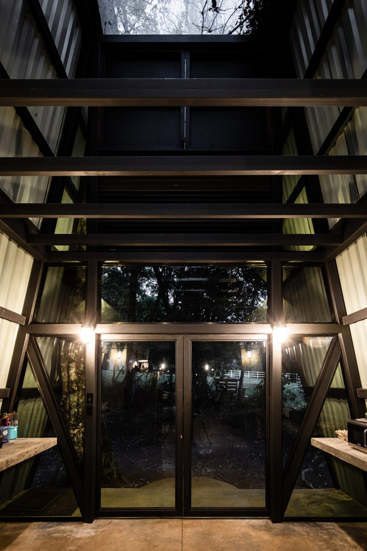 La entrada acristalada ofrece una visión completa hacia el exterior