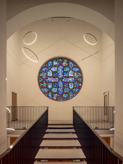El altillo se sitúa sobre el altar, donde también se encuentra un rosetón.