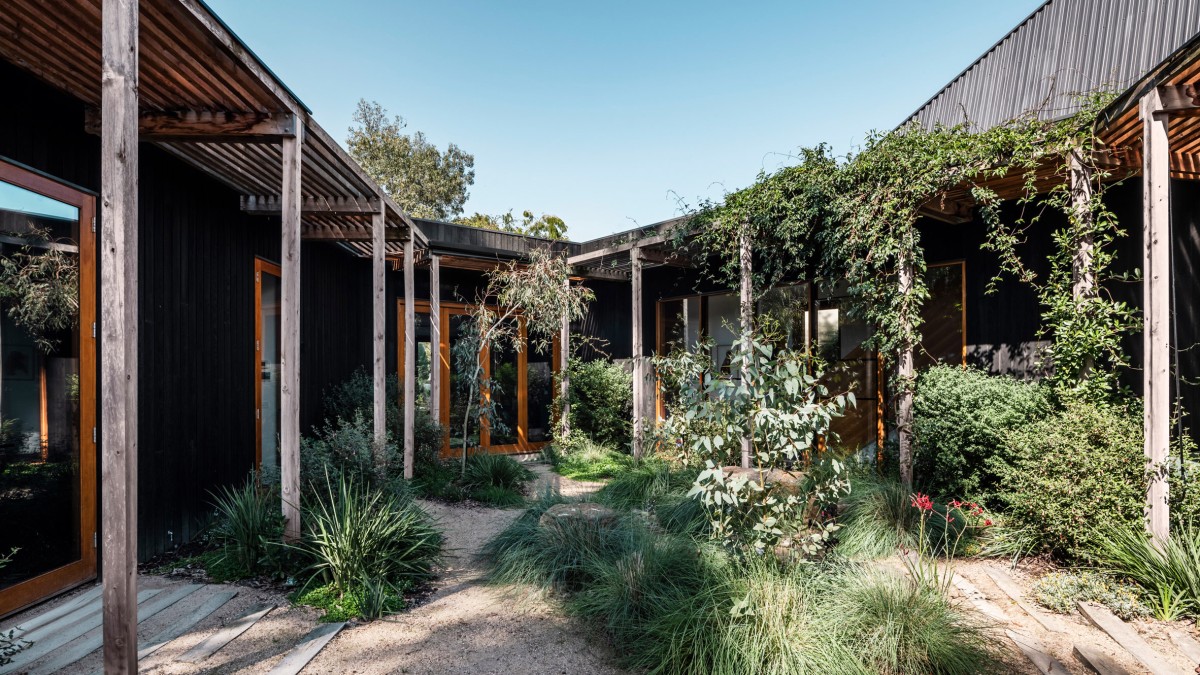 El jardín de plantas autóctonas se encuentra rodeado por la vivienda en forma de C