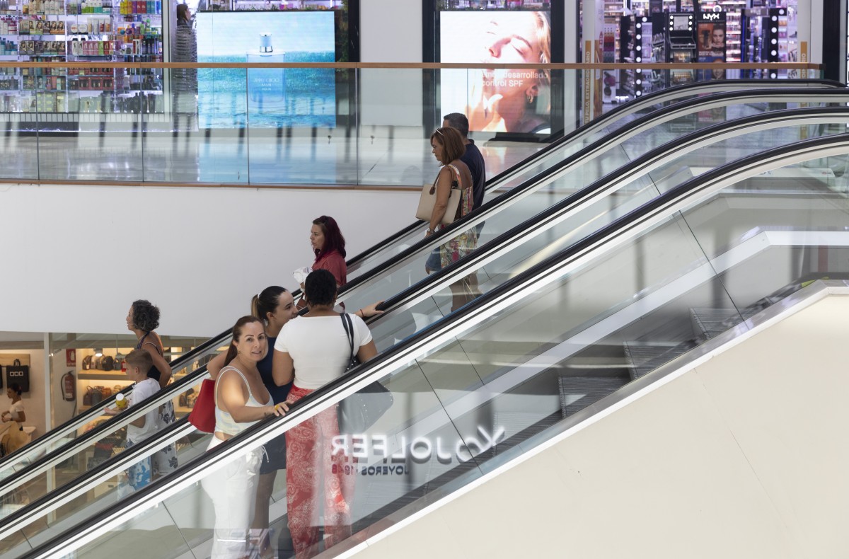 La afluencia a los centros comerciales descendió un 3,2% en agosto, pero sube un 13,5% en un año