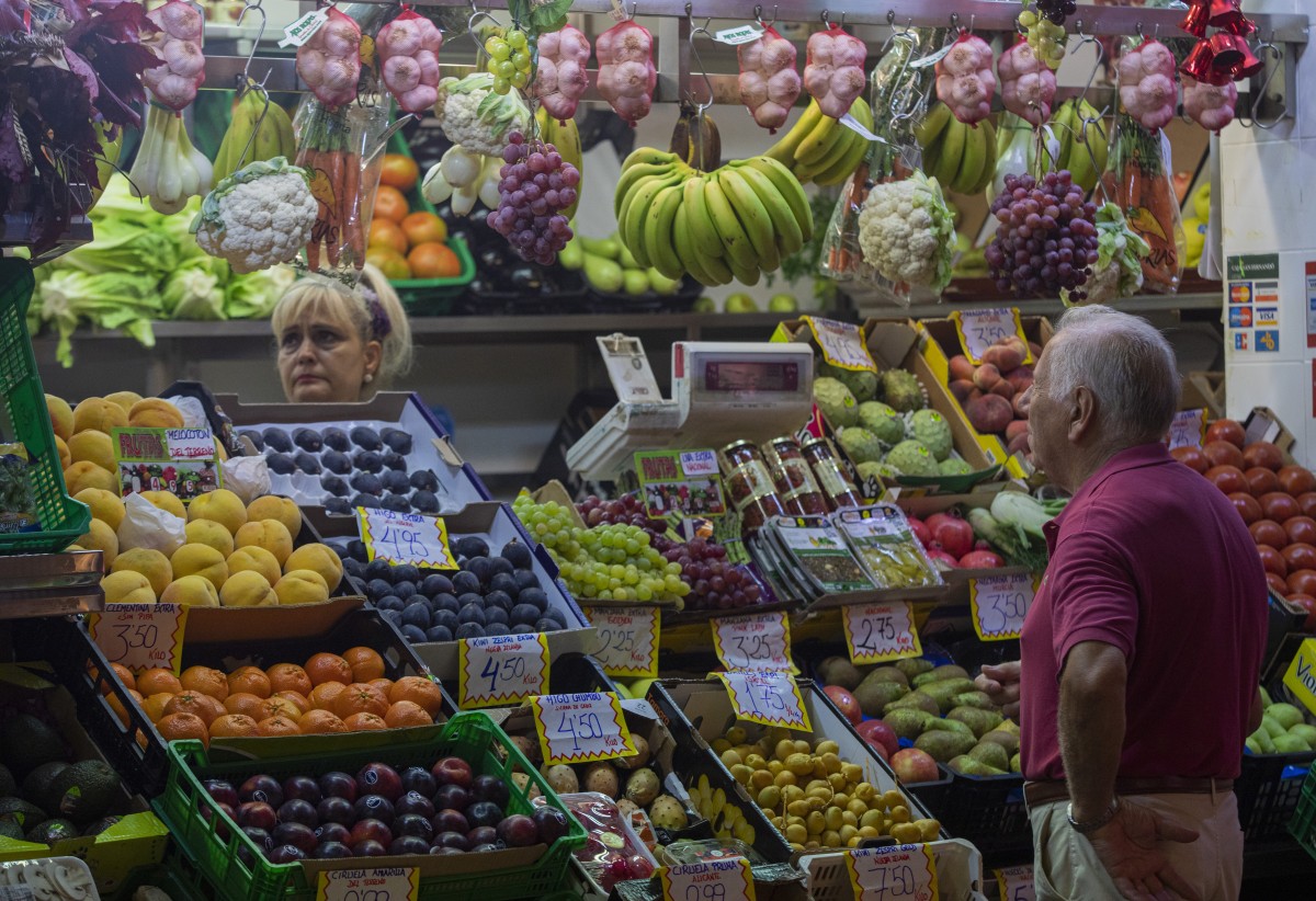 Un puesto de frutas del mercado de abastos de Triana