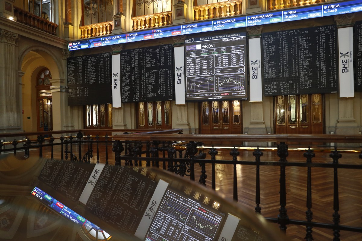 Paneles con los índices bursátiles en el Palacio de la Bolsa de Madrid