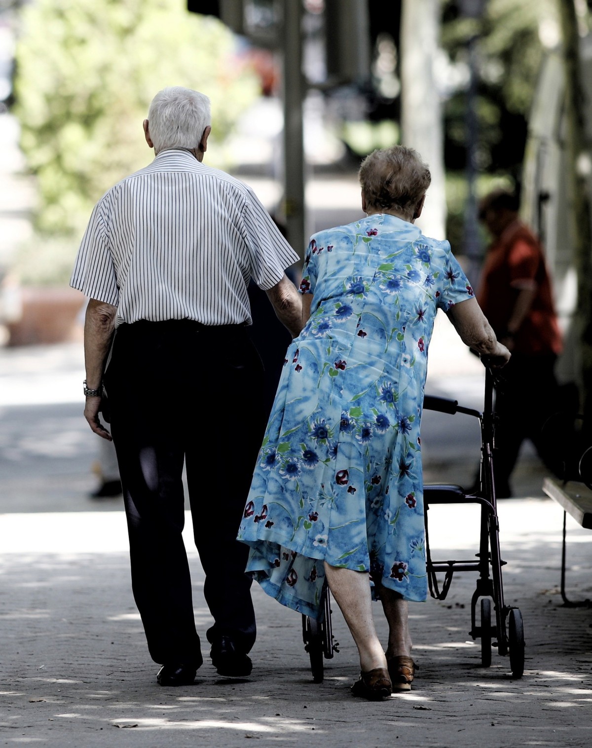 Una pareja de pensionistas paseando por un parque de Madrid