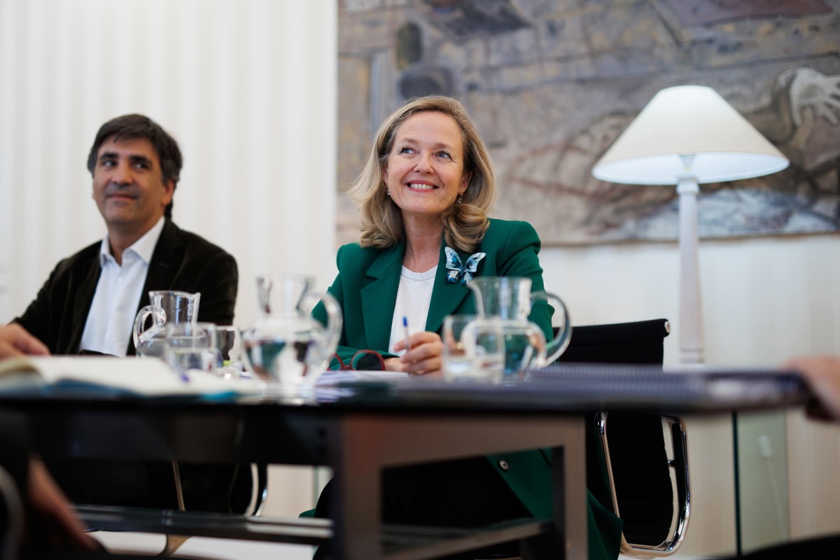 La vicepresidenta primera y ministra de Asuntos Económicos y Transformación Digital, Nadia Calviño (i), y el secretario de Estado de Economía y Apoyo a la Empresa, Gonzalo García Andrés.