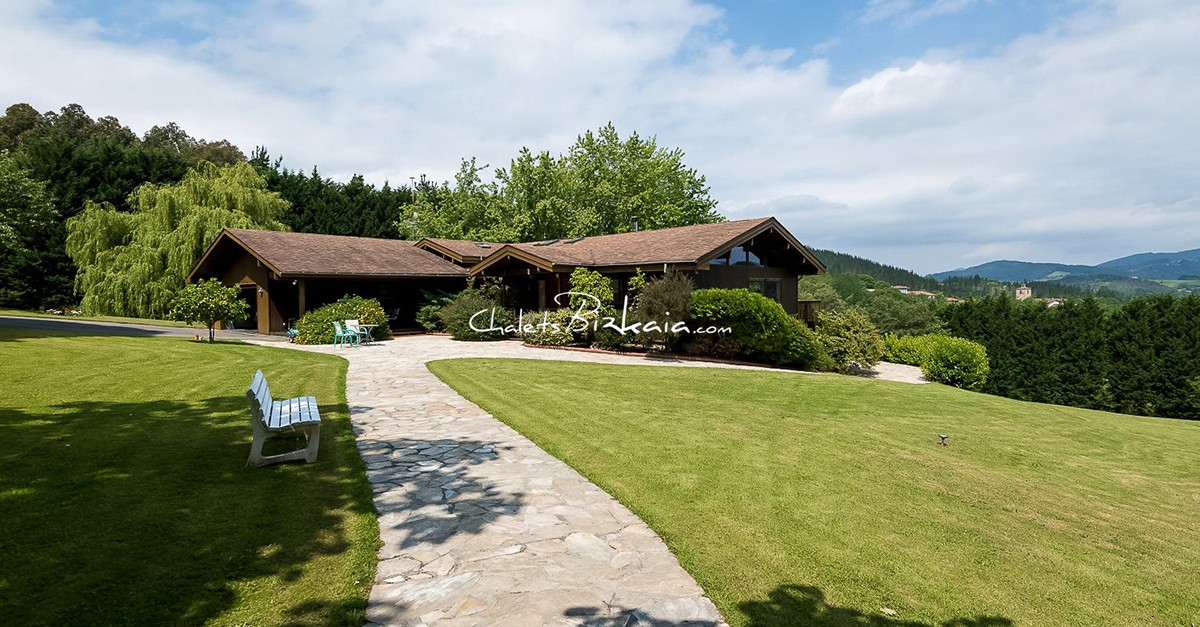 Una villa rodeada de naturaleza en Euskadi y diseñada por una constructora puntera de EEUU