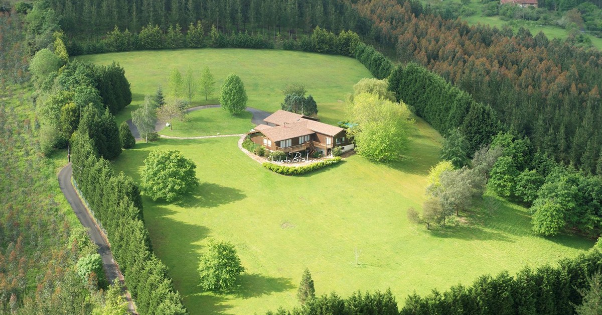 Una villa rodeada de naturaleza en Euskadi y diseñada por una constructora puntera de EEUU