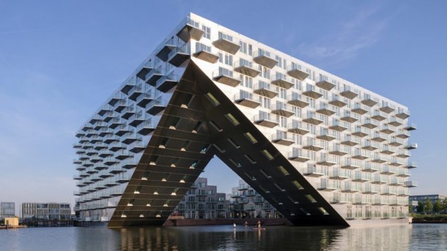 Así es el nuevo icono residencial de Ámsterdam: un edificio sostenible y construido sobre el mar