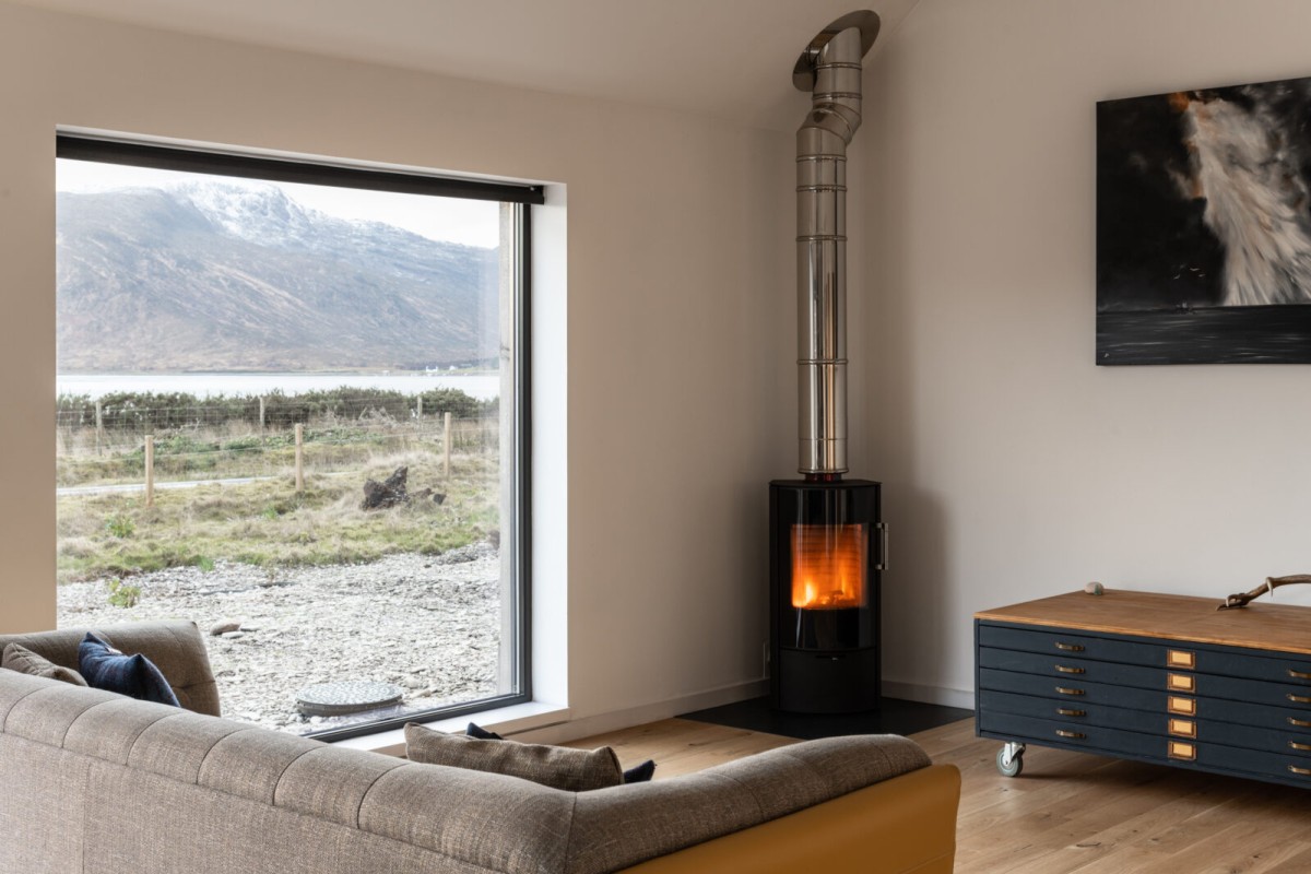 Chimenea y vistas de la cabaña de Rural Design