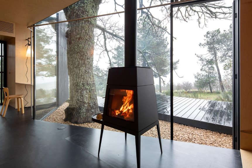 Salón con chimenea y ventanal al exterior