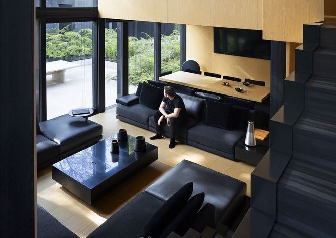 Tiene un diseño interior moderno