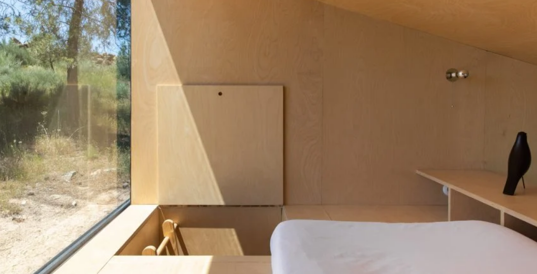 Dormitorio con una cama pequeña y ventanal