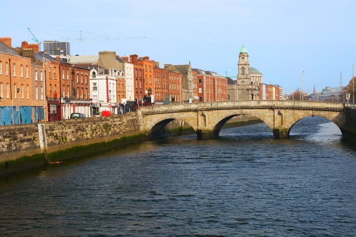 Los jóvenes en Irlanda miran al extranjero ante el prohibitivo coste de la vivienda y la vida