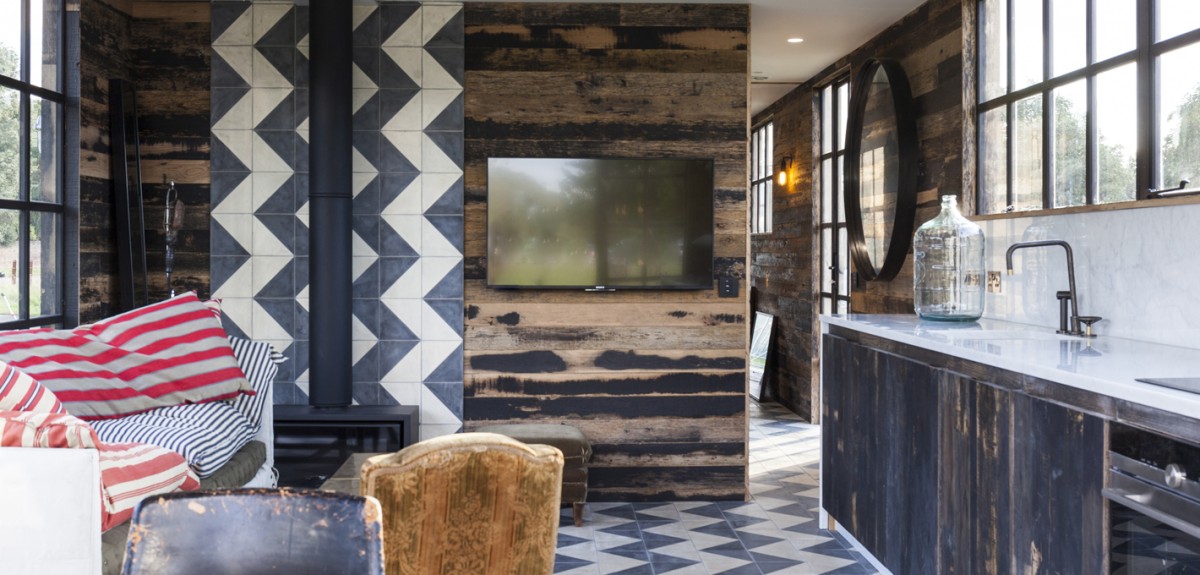 Cocina con chimenea y ventanas