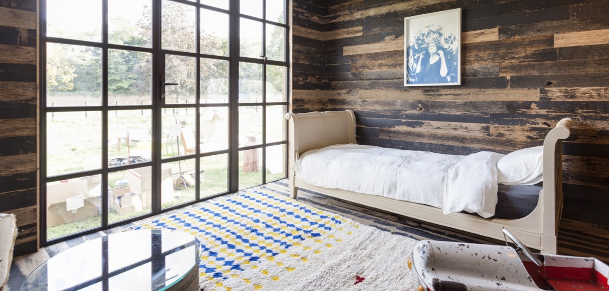 Dormitorio con cama pequeña y ventanal