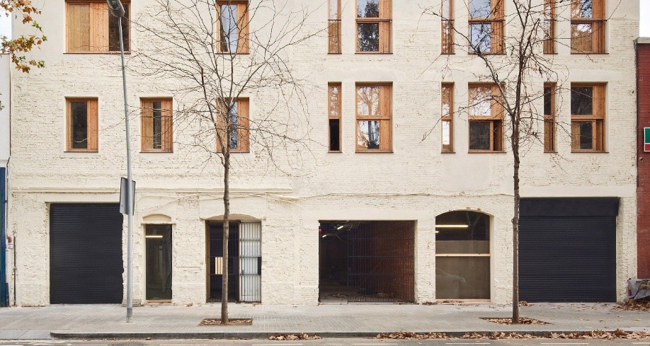 Ada Colau ‘anima’ a dar uso a los miles de locales vacíos de Barcelona y convertirlos en vivienda