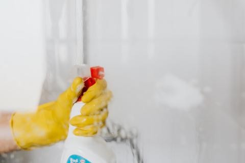 ¿Manchas de agua en las ventanas de la ducha? Aquí hay 3 soluciones