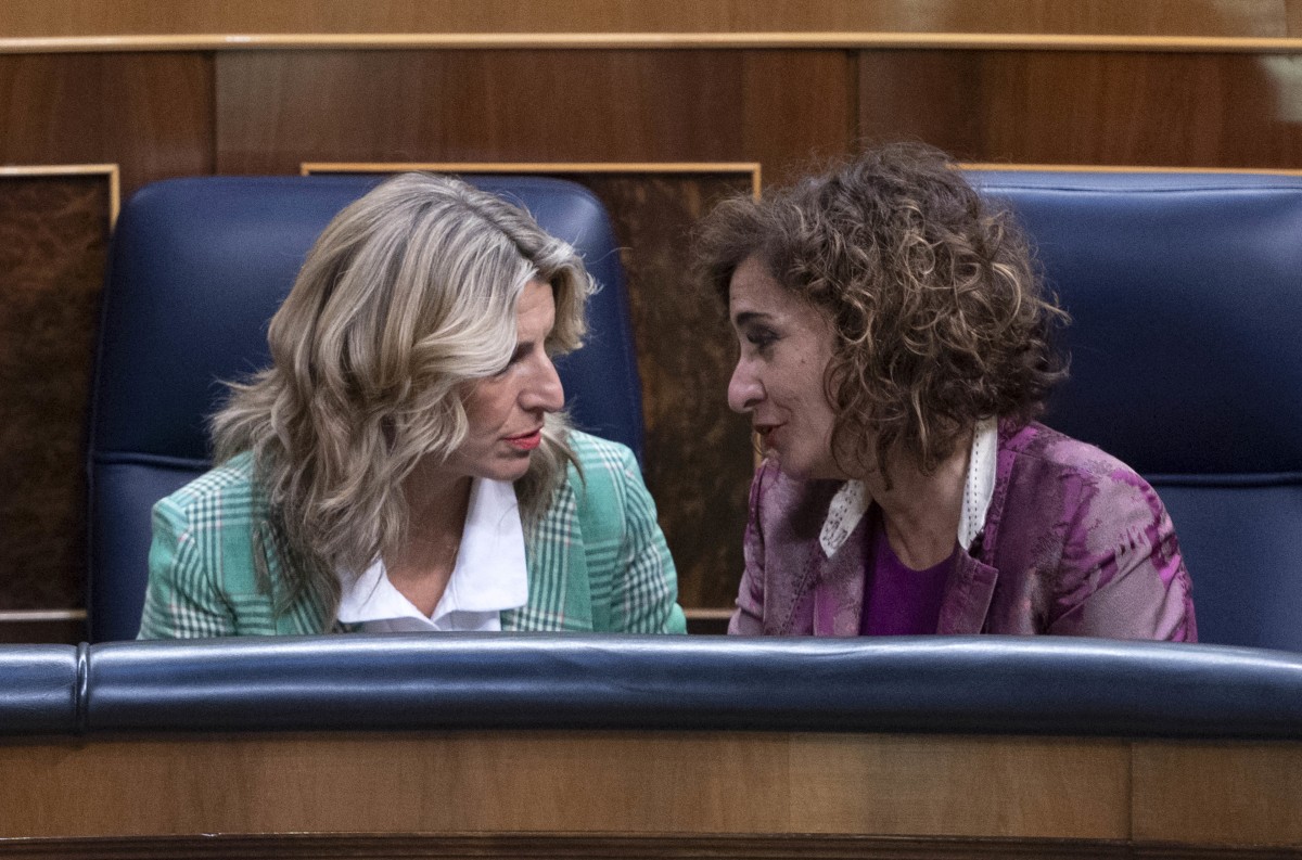 La vicepresidenta segunda del Gobierno y ministra de Trabajo, Yolanda Díaz (i), y la ministra de Hacienda y Función Pública, María Jesús Montero (d).