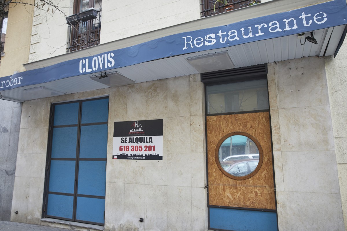 Archivo - Un local cerrado muestra un cartel de SE VENDE en el centro de Madrid (España), a 4 de marzo de 2021. 