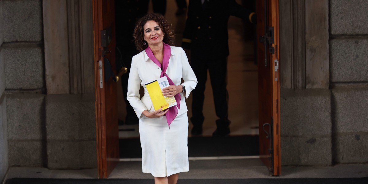 La ministra de Hacienda, María Jesús Montero, posa con 'el libro amarillo' antes de presentar el Proyecto de Ley de los Presupuestos Generales del Estado para 2023, en el Congreso de los Diputados, a 6 de octubre de 2022, en Madrid (España).