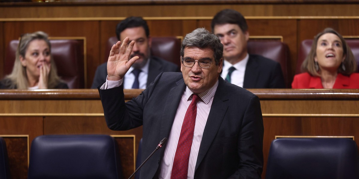El ministro de Inclusión, Seguridad Social y Migraciones, José Luis Escrivá, , interviene durante la sesión de control al Gobierno 