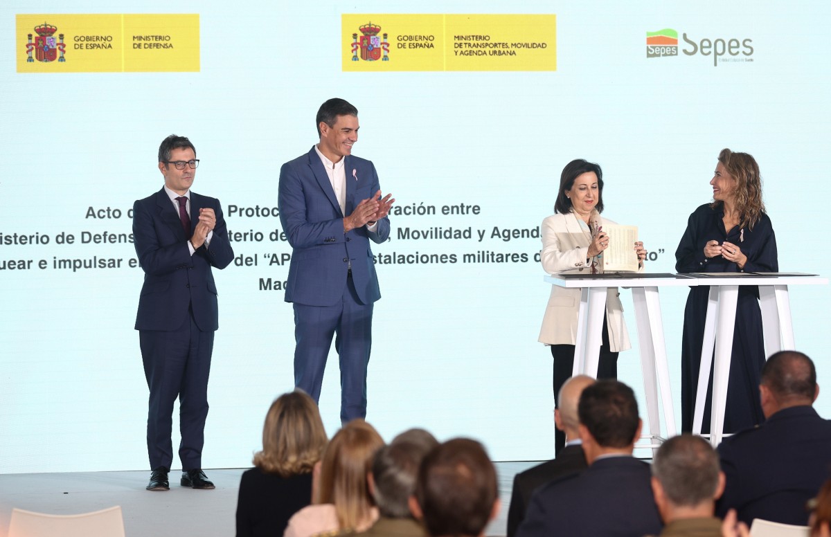 El presidente del Gobierno, Pedro Sánchez (2i); junto al ministro de Presidencia y relaciones Públicas, Félix Bolaños; la ministra de Defensa, Margarita Robles (i), y la ministra de Transportes, Movilidad y Agenda Urbana, Raquel Sánchez (d), durante la f