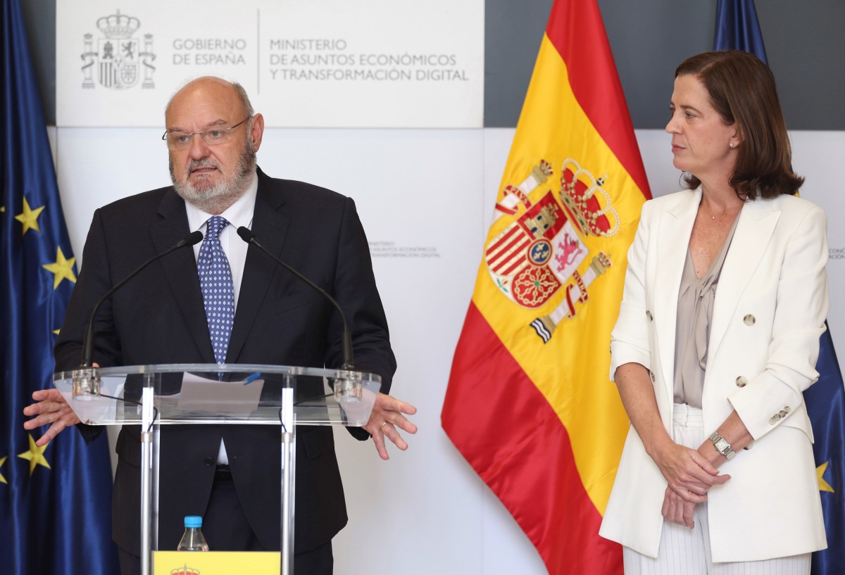 Archivo - El presidente de la Confederación Española de Cajas de Ahorros (CECA), José María Méndez, junto a la presidenta de la Asociación Española de la Banca, (AEB), Alejandra Kindelán, atiende a los medios de comunicación, a 22 de julio de 2022.