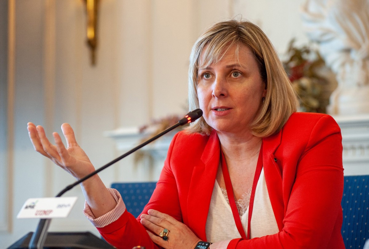Archivo - Patricia Suárez, presidenta de Asufin, durante su intervención en el curso de verano organizado por la APIE en la UIMP de Santander.