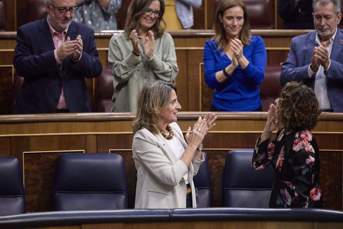 La vicepresidenta tercera y ministra de Transición Ecológica y Reto Democrático, Teresa Ribera (i) y la ministra de Hacienda, María Jesús Montero (d), durante una sesión plenaria en el Congreso 