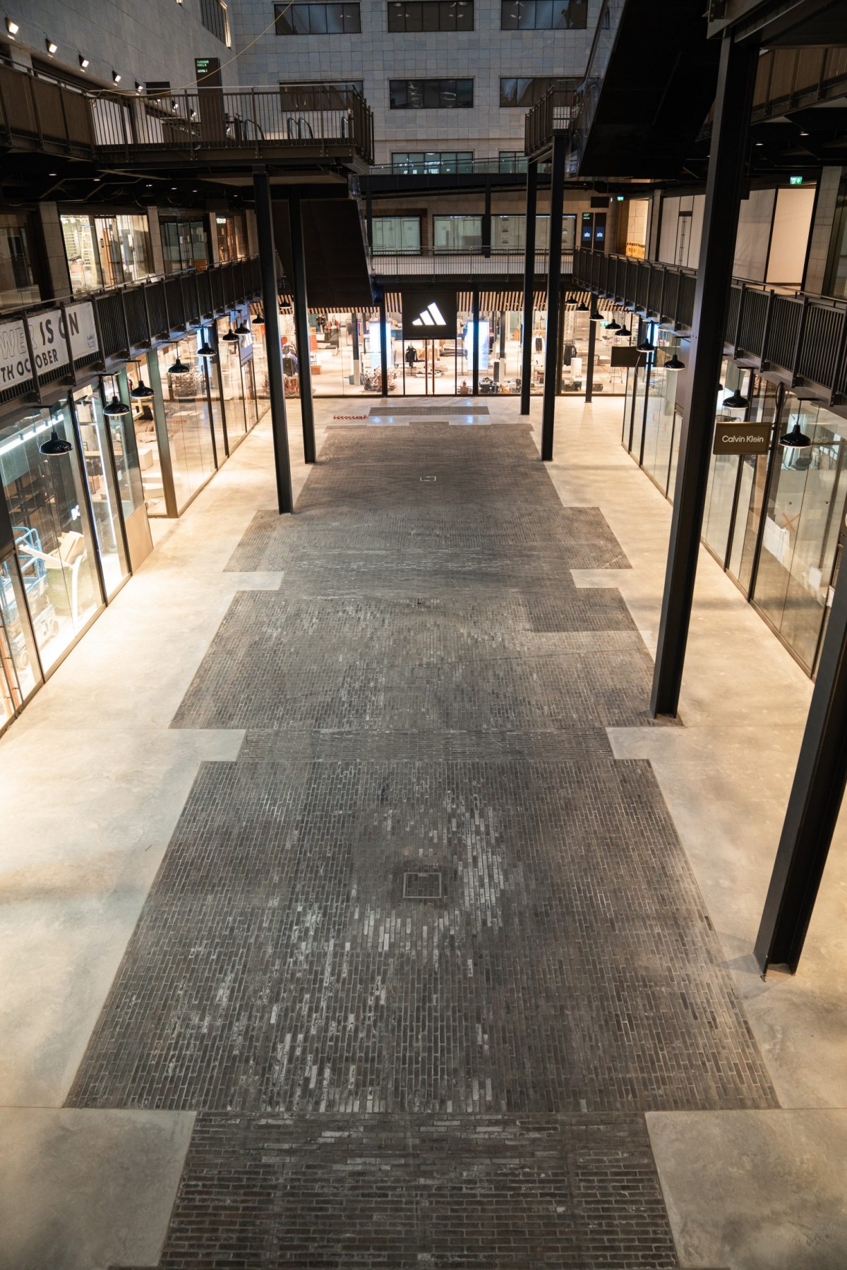 Las tiendas se integran perfectamente en el antiguo espacio industrial