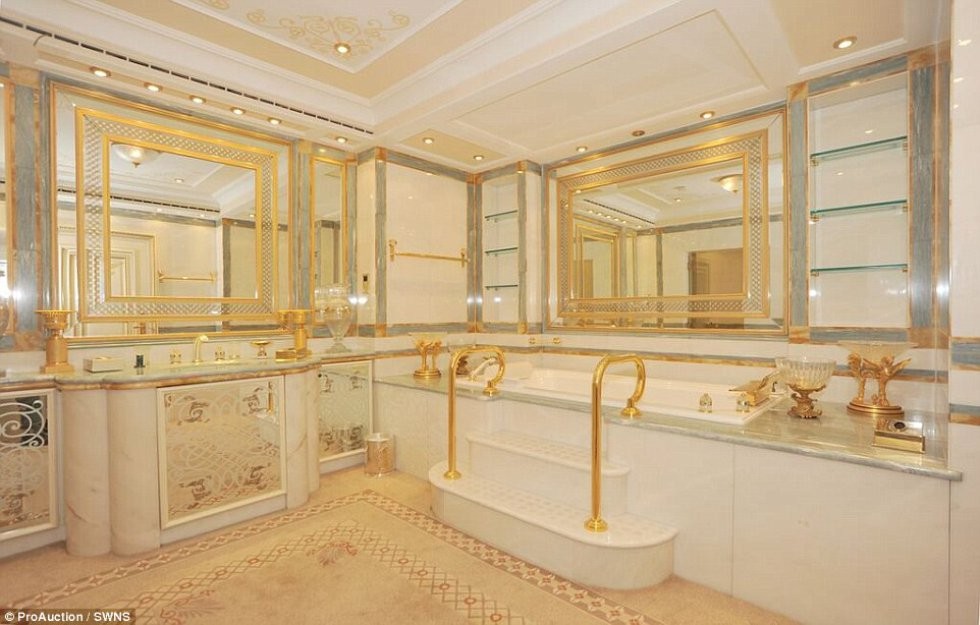 Baño con detalles en oro