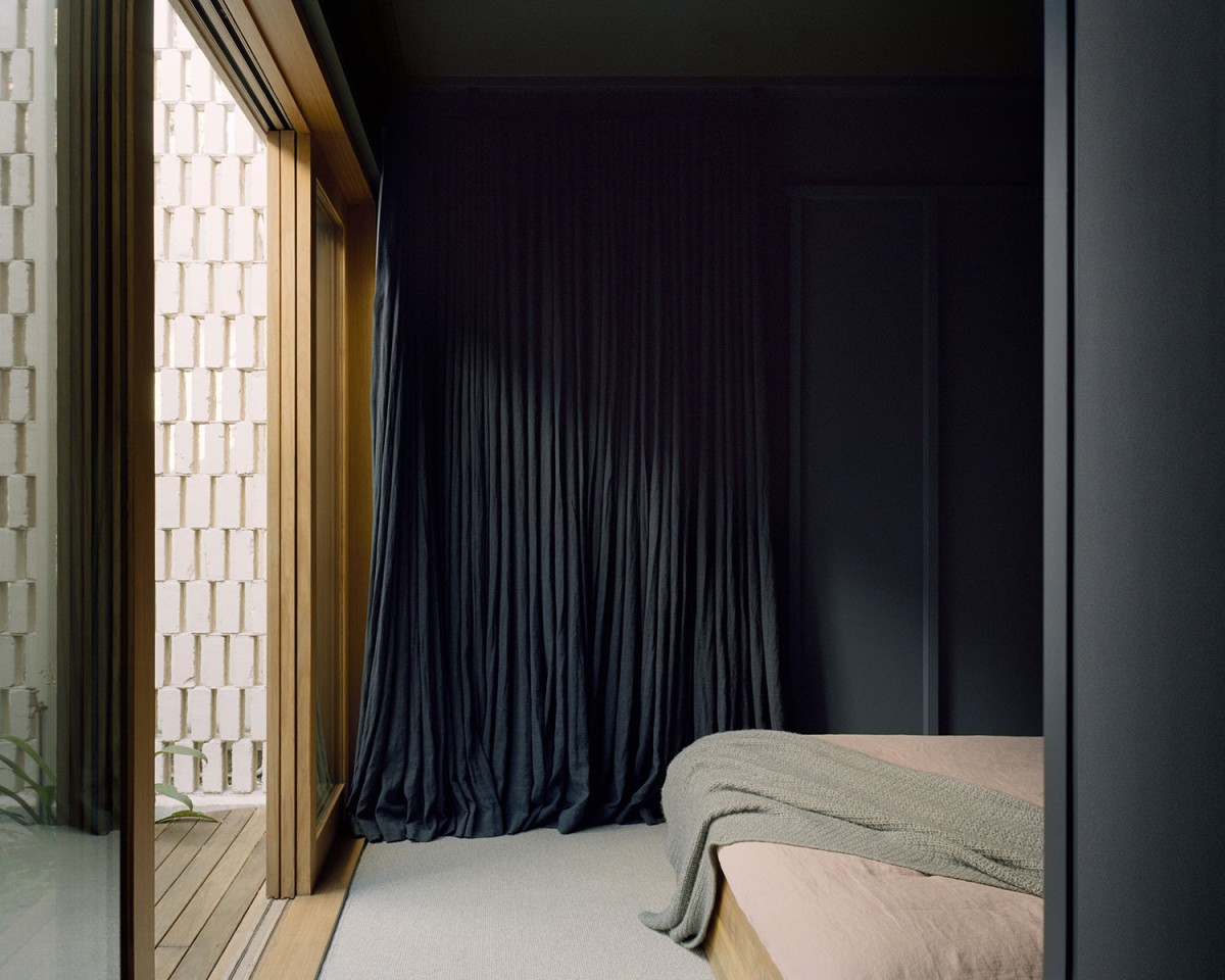 Dormitorio con cristalera abierta al jardín